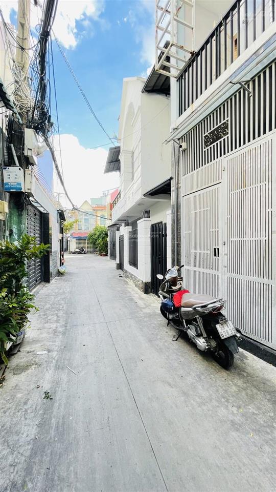 Nhà góc 2 mặt hẻm, trước nhà 3m, cách hẻm xe hơi chỉ 10m di chuyển quá thuận tiện