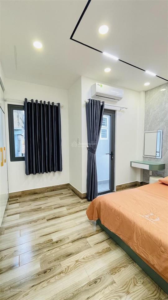 Nhà góc 2 mặt hẻm, trước nhà 3m, cách hẻm xe hơi chỉ 10m di chuyển quá thuận tiện