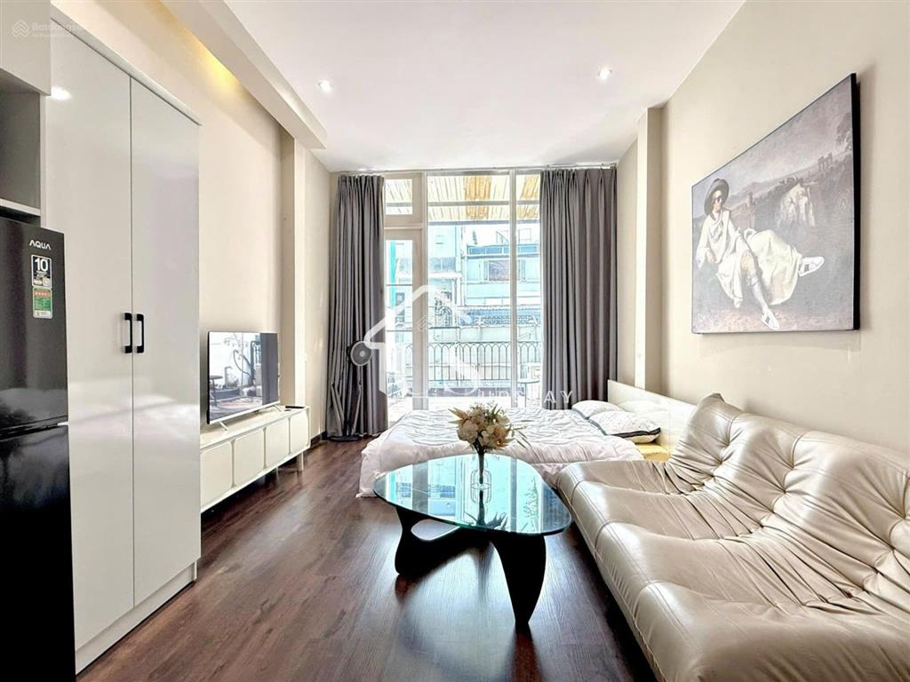 Trống sẵn căn hộ nằm mặt tiền có ban công thoáng đãng