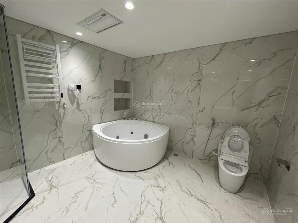 Cho thuê căn hộ 2 phòng ngủ full nội thất 124m2 r2 vinhomes royal city giá 18tr  em sơn royal