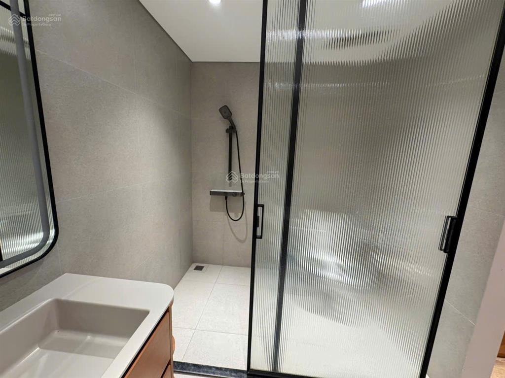 Cho thuê căn 2 phòng ngủ đã sửa lại 109m2 r2 vinhomes royal city giá 18tr  em sơn royal