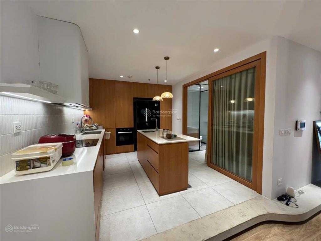 Cho thuê căn 2 phòng ngủ đã sửa lại 109m2 r2 vinhomes royal city giá 18tr  em sơn royal