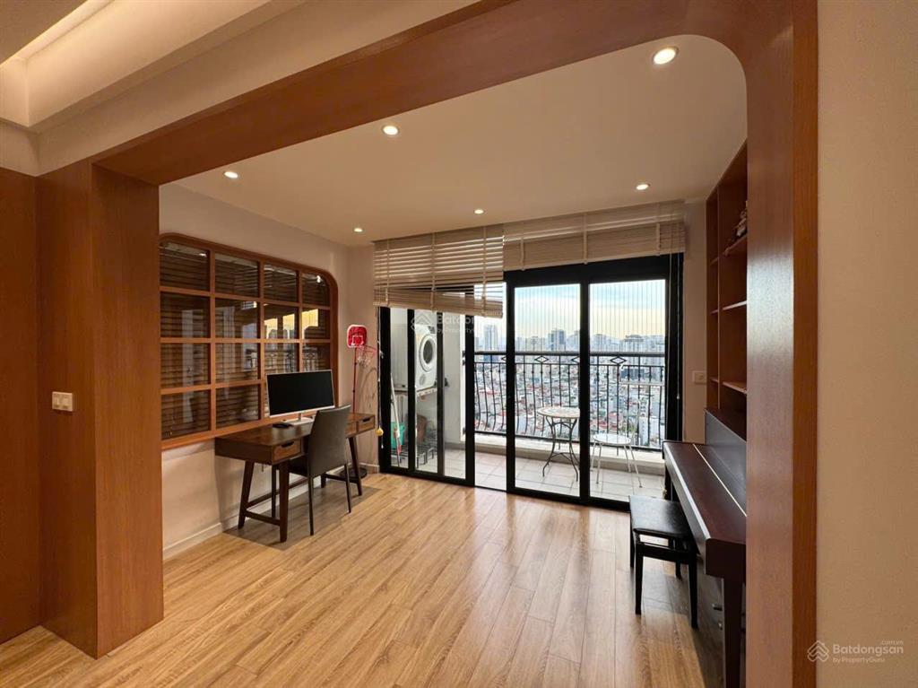 Cho thuê căn 2 phòng ngủ đã sửa lại 109m2 r2 vinhomes royal city giá 18tr  em sơn royal