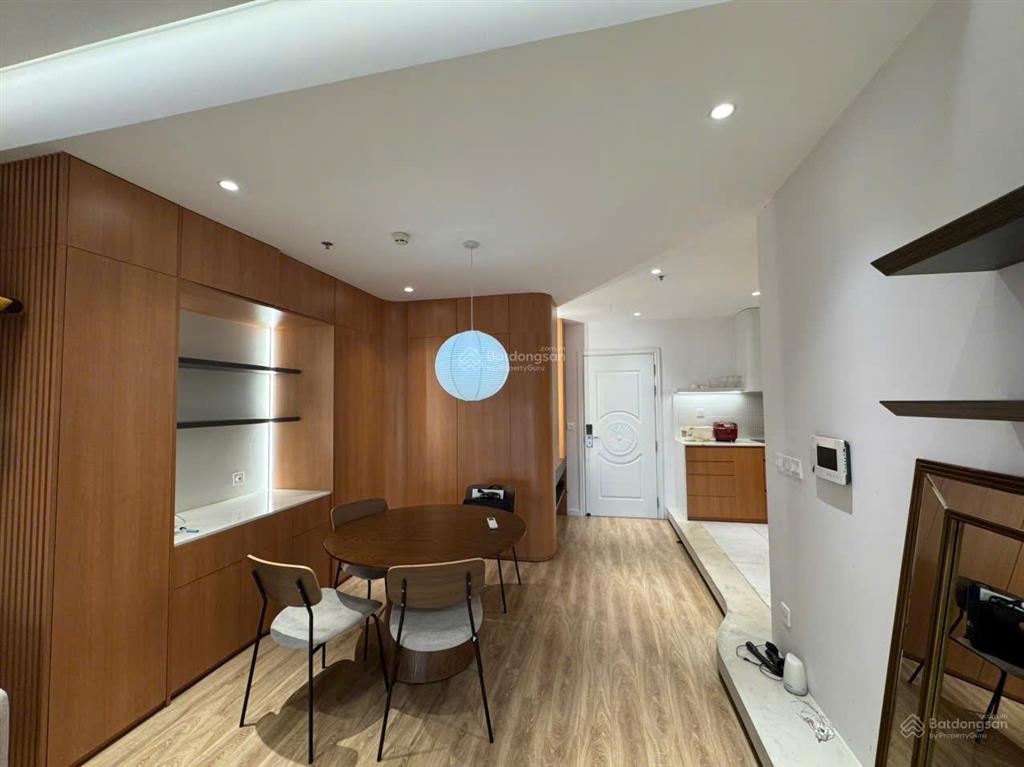 Cho thuê căn 2 phòng ngủ đã sửa lại 109m2 r2 vinhomes royal city giá 18tr  em sơn royal