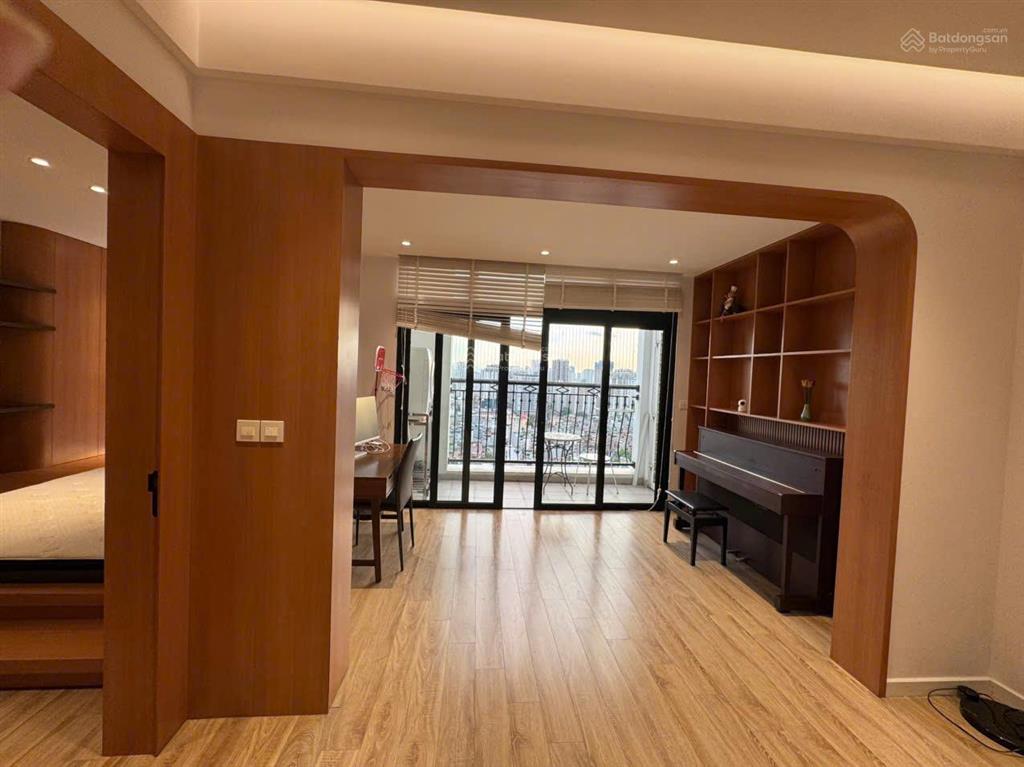 Cho thuê căn 2 phòng ngủ đã sửa lại 109m2 r2 vinhomes royal city giá 18tr  em sơn royal
