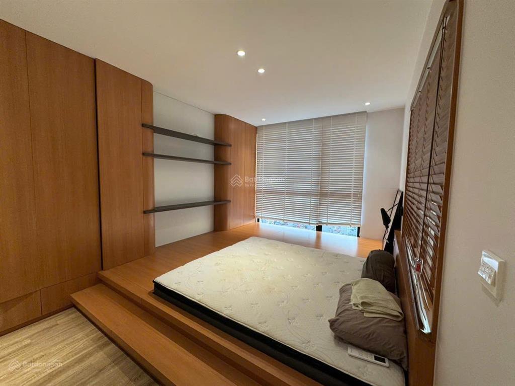Cho thuê căn 2 phòng ngủ đã sửa lại 109m2 r2 vinhomes royal city giá 18tr  em sơn royal