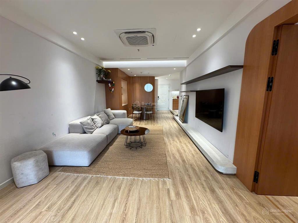 Cho thuê căn 2 phòng ngủ đã sửa lại 109m2 r2 vinhomes royal city giá 18tr  em sơn royal