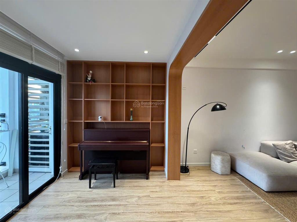 Cho thuê căn 2 phòng ngủ đã sửa lại 109m2 r2 vinhomes royal city giá 18tr  em sơn royal