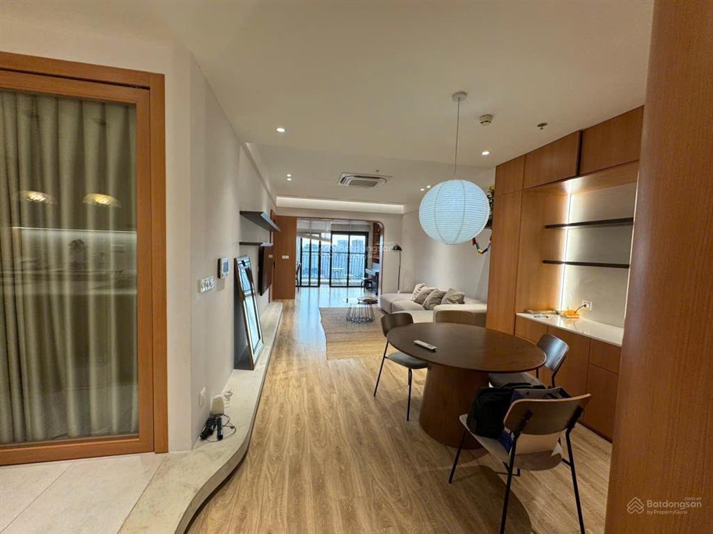 Cho thuê căn 2 phòng ngủ đã sửa lại 109m2 r2 vinhomes royal city giá 18tr  em sơn royal