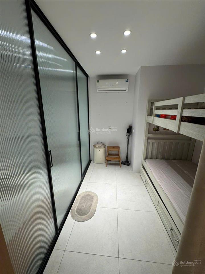 Cho thuê căn 2 phòng ngủ đã sửa lại 109m2 r2 vinhomes royal city giá 18tr  em sơn royal