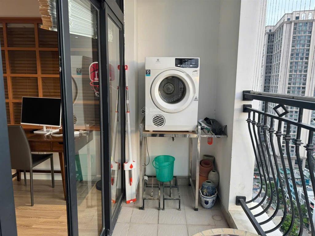 Cho thuê căn 2 phòng ngủ đã sửa lại 109m2 r2 vinhomes royal city giá 18tr  em sơn royal