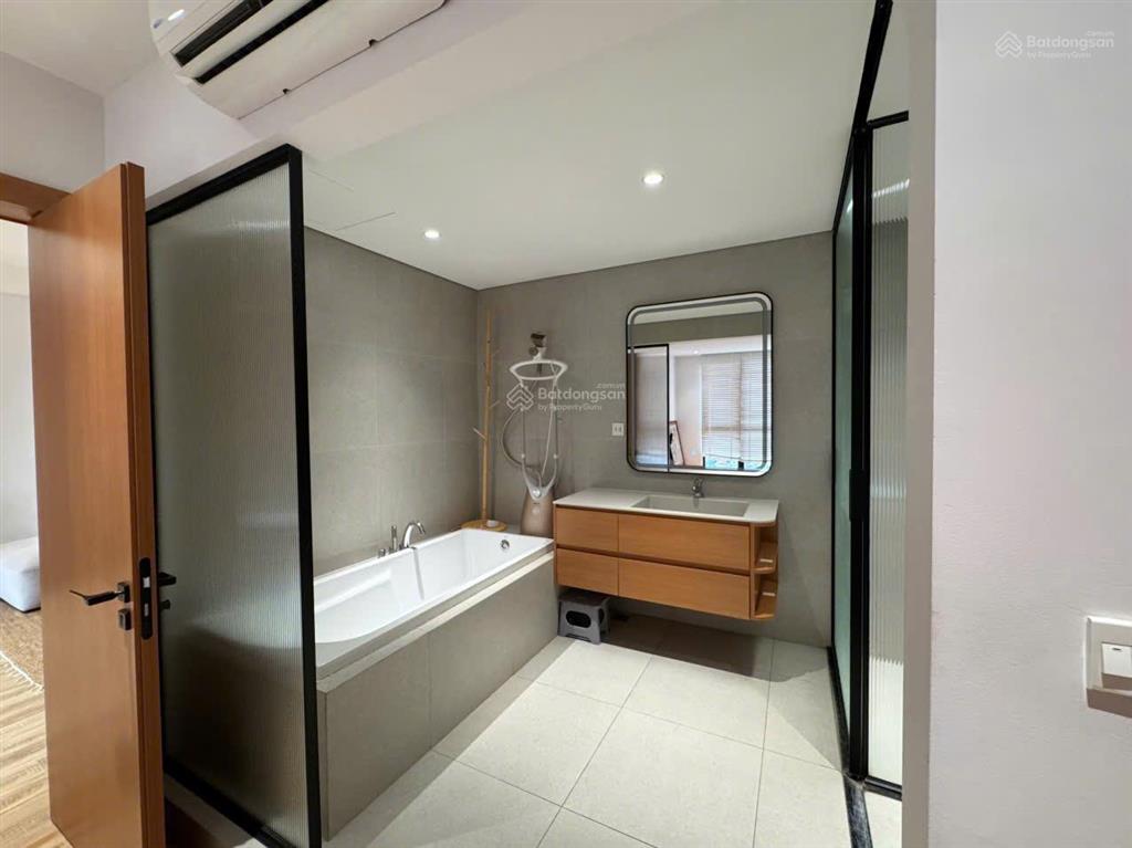 Cho thuê căn 2 phòng ngủ đã sửa lại 109m2 r2 vinhomes royal city giá 18tr  em sơn royal