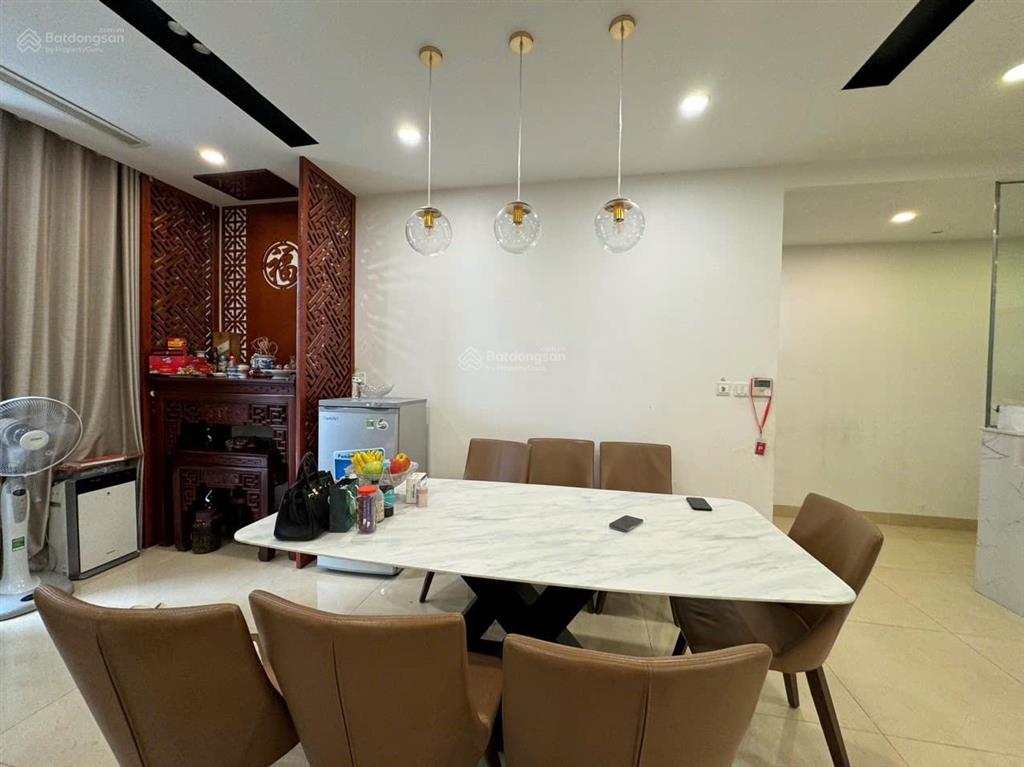 Cho thuê căn hộ 3 phòng ngủ full nội thất 132m2 r5 vinhomes royal city giá 24tr  em sơn royal