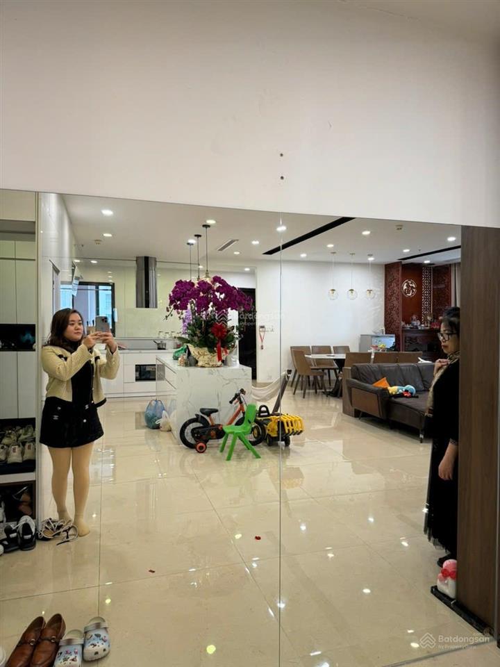 Cho thuê căn hộ 3 phòng ngủ full nội thất 132m2 r5 vinhomes royal city giá 24tr  em sơn royal
