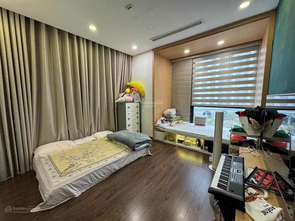 Cho thuê căn hộ 3 phòng ngủ full nội thất 132m2 r5 vinhomes royal city giá 24tr  em sơn royal