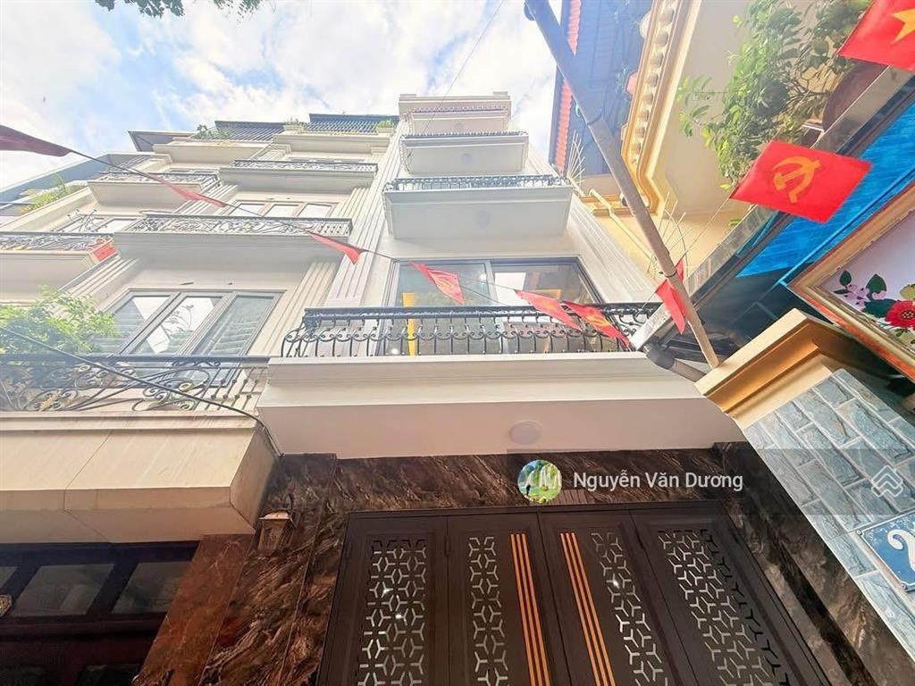Nhà mới 5 tầng thang máy. ô tô đỗ cửa , diện tích 56m2 . lạc long quân cầu giấy