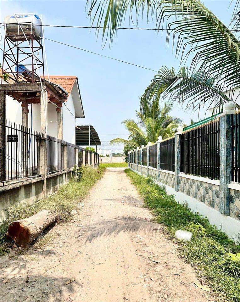 Bán gấp đất 130m2 tại xã mỹ hạnh bắc đức hoà 990 triệu vnd sổ hồng riêng hỗ trợ vay  0767 179 ***