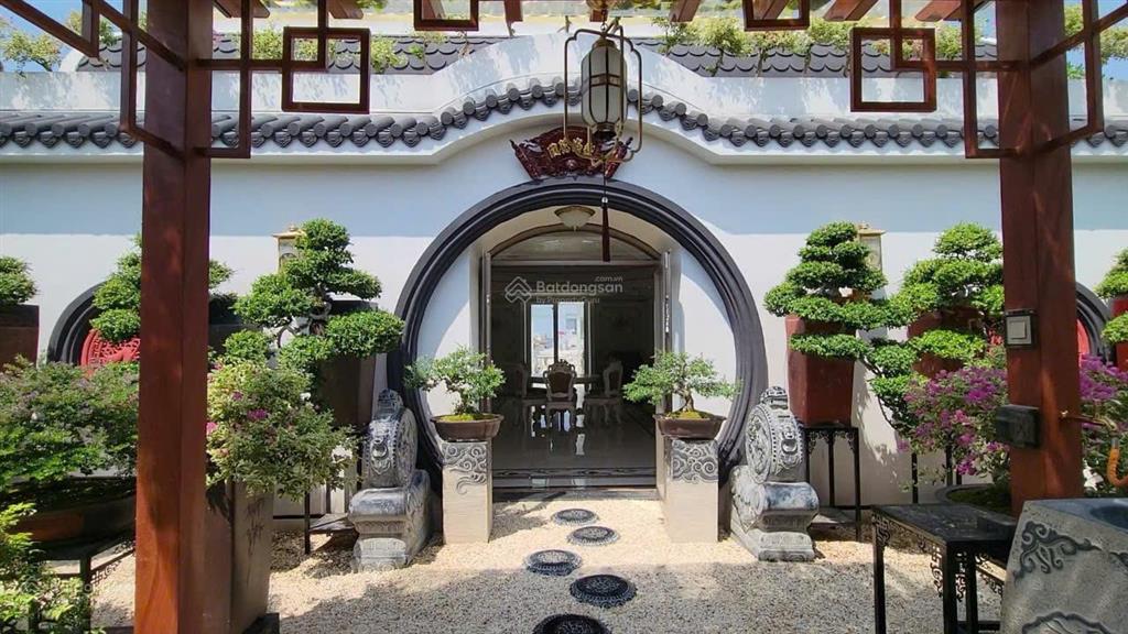 Biệt thự tân cổ điển  mt trần văn kiểu, p. 10 quận 6  dt 20x50m (cn 1.200m2)  hầm + 4 tầng, st