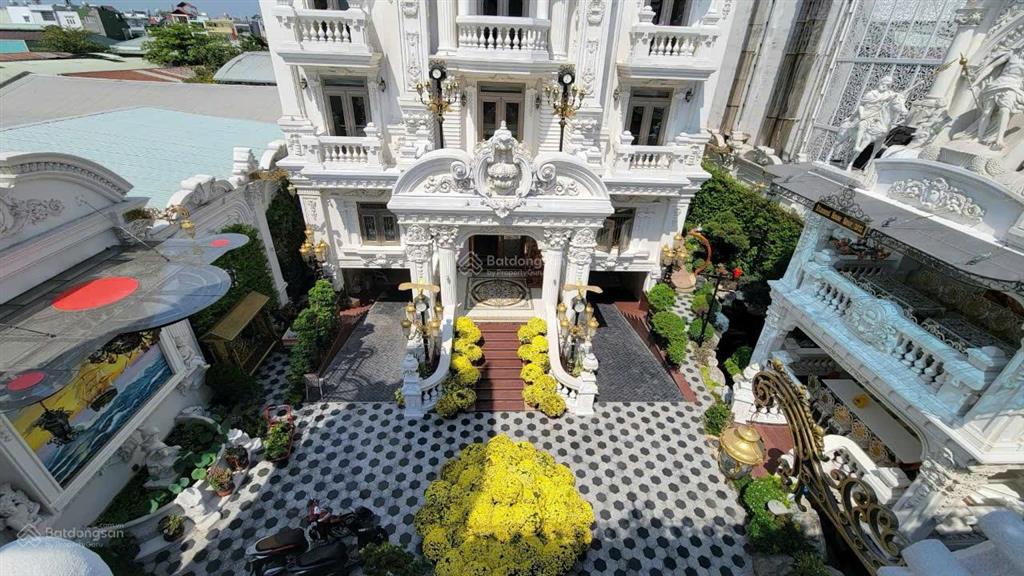 Biệt thự tân cổ điển  mt trần văn kiểu, p. 10 quận 6  dt 20x50m (cn 1.200m2)  hầm + 4 tầng, st