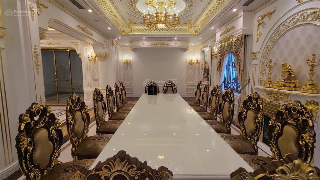 Biệt thự tân cổ điển  mt trần văn kiểu, p. 10 quận 6  dt 20x50m (cn 1.200m2)  hầm + 4 tầng, st