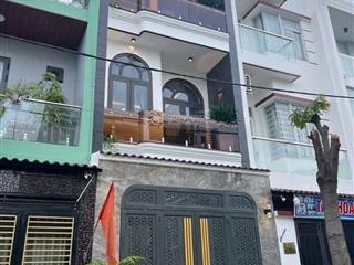 Cô ý cần bán gấp nhà cách mạng tháng tám  p11  q3, gần chợ hoà hưng. 62,8m2 đang cho thuê 28tr