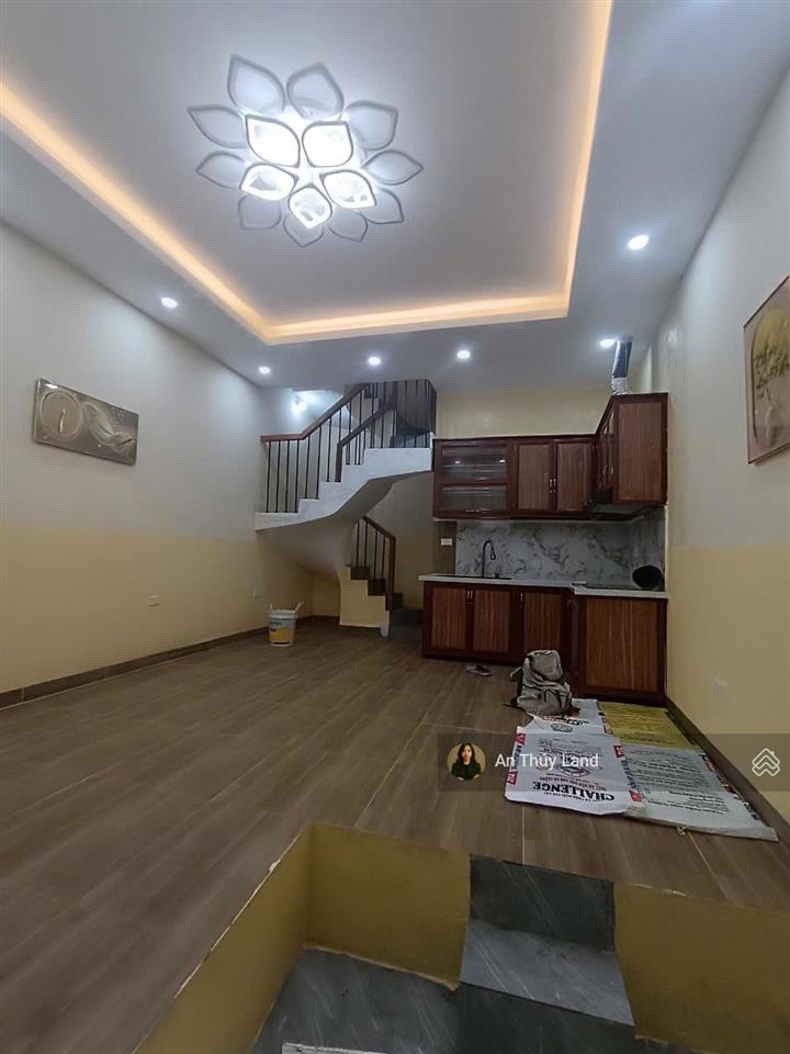 Cần bán gấp nhỉnh 5 tỷ 32m2 hoàng hoa thám gần ngõ ô tô sổ đỏ đẹp, giao dịch ngay