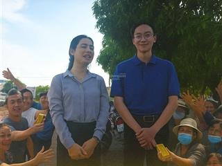Người em năm ấy tôi xem là bé bỏng nay đã tự tin trao vàng cho khách hàng mua đất...