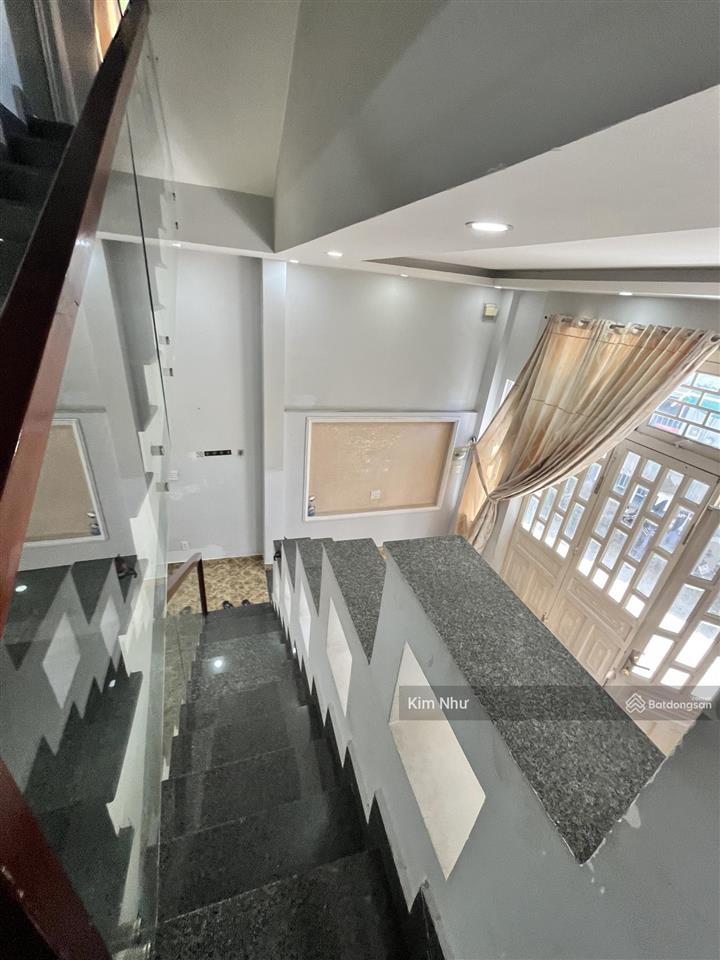 Nhà mới 3 tầng 3 mặt tiền linh đông đường 6mkhu an ninh dân trí caoô tô ngủ trong nhà4pn4wc