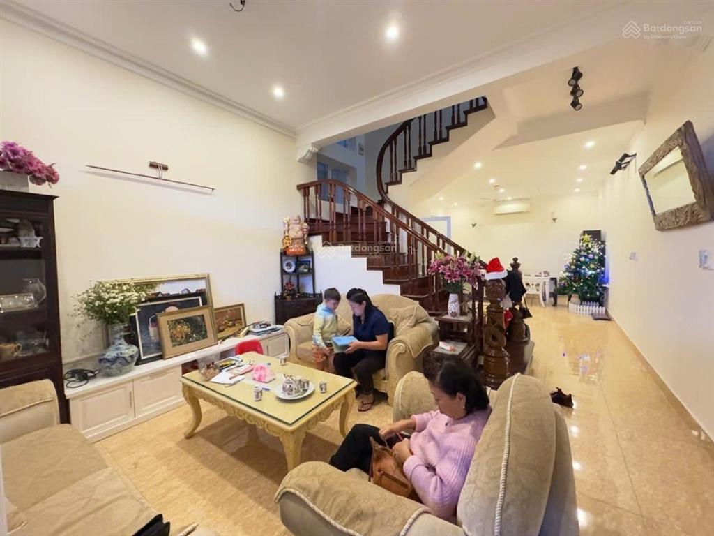 Có 102! phân lô nguyên hồng 70m, mặt tiền 4.5m, oto tránh, 2 thoáng, ở ngay. giá 21 tỷ