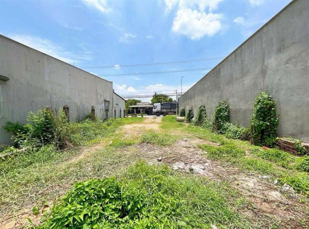 Chính chủ kẹt tiền bán nhanh lô đất mặt tiền đường 300m2 chỉ 950tr sổ sẵn