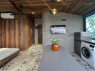 Studio/1pn cửa kính lớn gần gũi với thiên nhiên tone màu gỗ cổ điển nội thất sang trọng, không ngập
