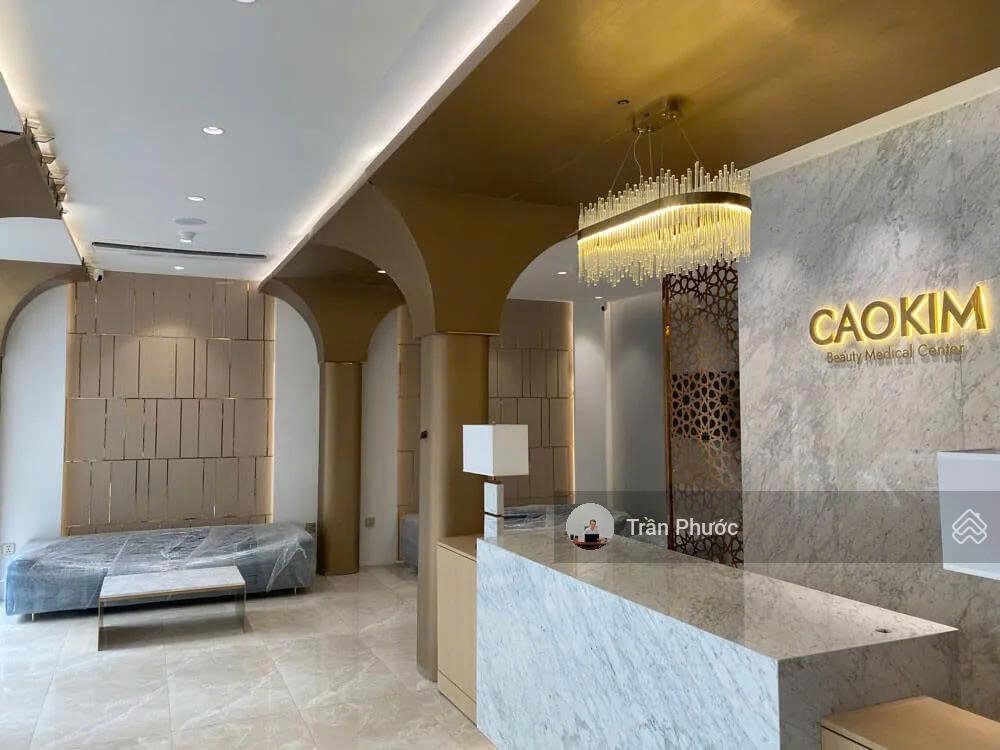 Cho thuê nhà mt 223 lý tự trọng, p. bến thành quận 1  dt 12x22 1 trệt 4 lầu gần chợ bến thành