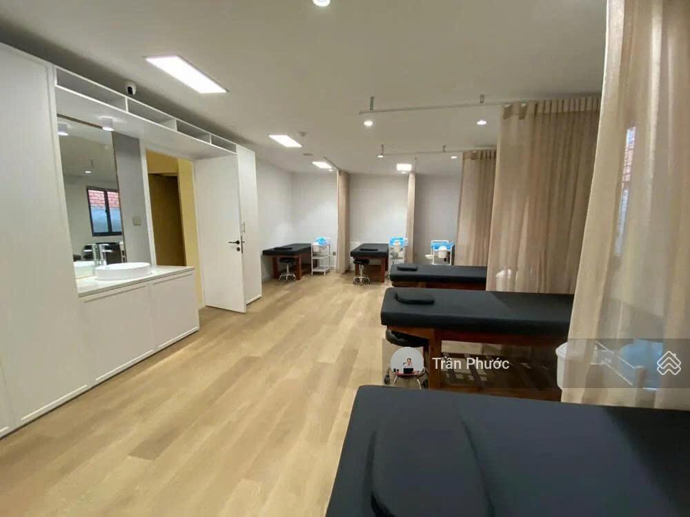 Cho thuê nhà mt 223 lý tự trọng, p. bến thành quận 1  dt 12x22 1 trệt 4 lầu gần chợ bến thành