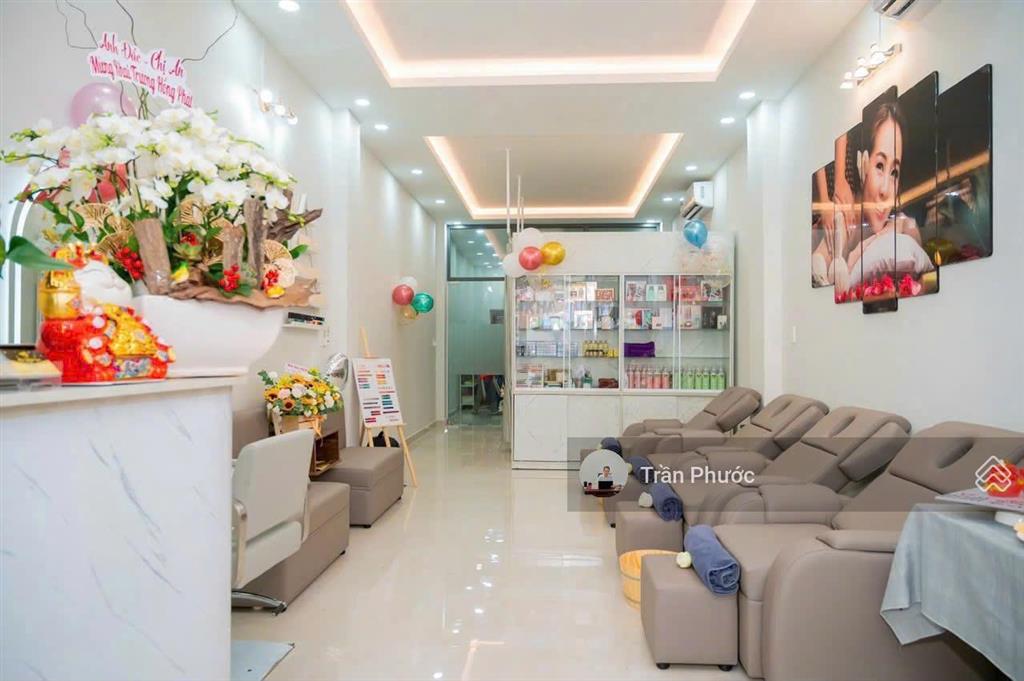 Cho thuê nhà đường lê thị riêng phường bến thành quận 1 dt 4x20 1 trệt 2 lầu st trống suốt