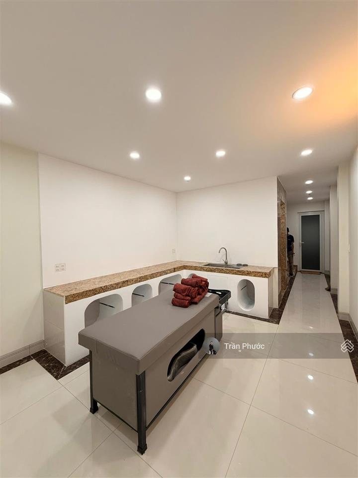 Cho thuê tòa nhà mặt tiền đường 3/2, q. 10  nhà mới đẹp thang máy khu vực kinh doanh sầm uất