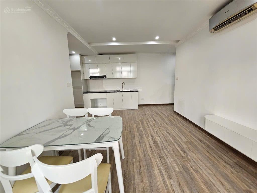 Bán chcc tại trần quý kiên, 62m2, 2pn, 2wc. nội thất y hình, cửa đông nam, ban công tây bắc