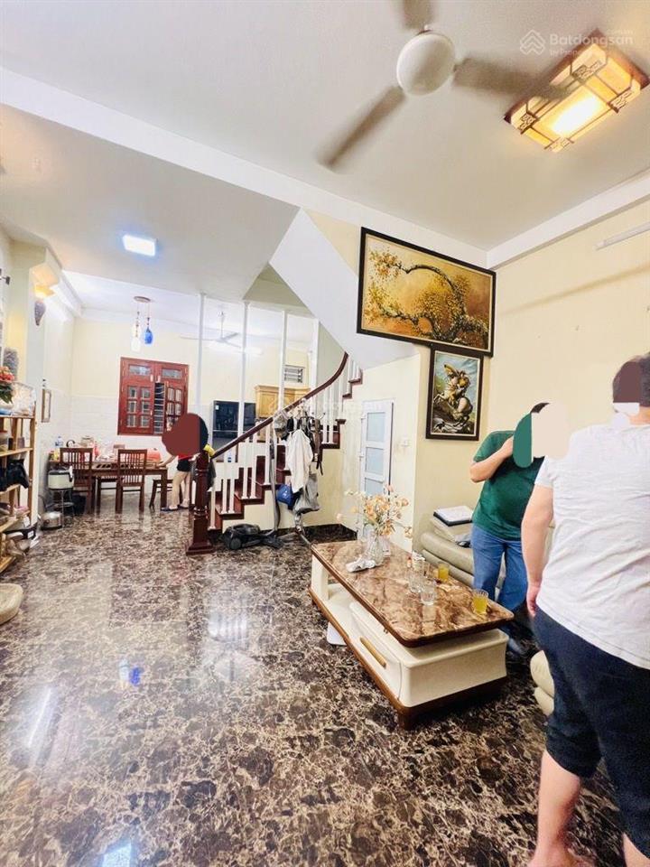 Hoàn kiếm  nhà dân xây chắc chắn  2 thoáng trước sau  ngõ rộng nông  cách hiếm mấy trăm mét