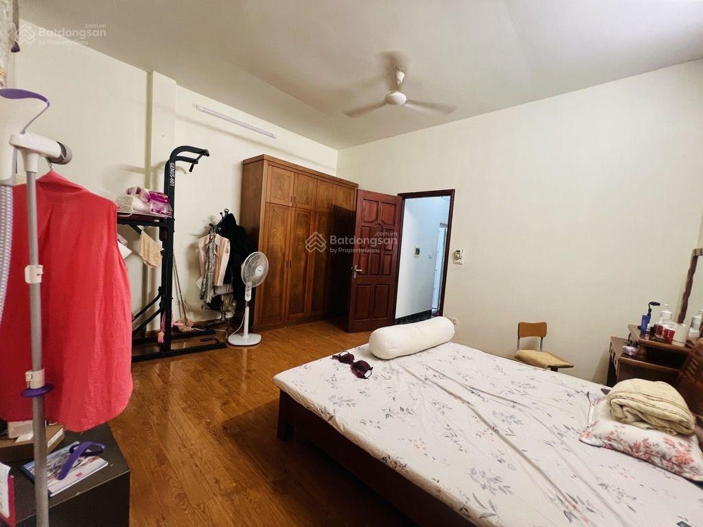 Hoàn kiếm  nhà dân xây chắc chắn  2 thoáng trước sau  ngõ rộng nông  cách hiếm mấy trăm mét