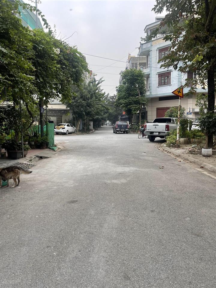 Chính chủ tôi cần bán lô 40m2 mặt tiền 3,41 phân lô phố tu hoàng đường vỉa hè 13,5m view vườn hoa