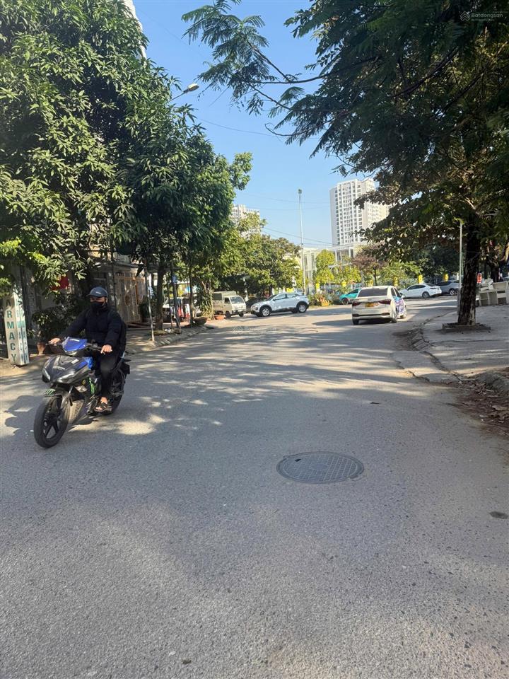 Chính chủ tôi cần bán lô 40m2 mặt tiền 3,41 phân lô phố tu hoàng đường vỉa hè 13,5m view vườn hoa