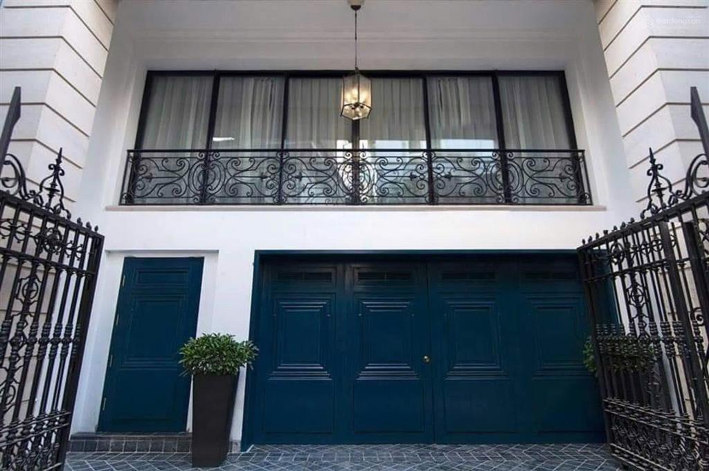 Đất hiếm hồ tây  khu phố sầm uất/khách tây  sổ đẹp  đường rộng thênh thang oto đỗ cửa/vào nhà.