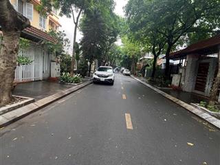 Cho thuê nhà mặt phố khu đô thị trung hoà nhân chính diện tích 220 m2 , mặt tiền gần 15 m .