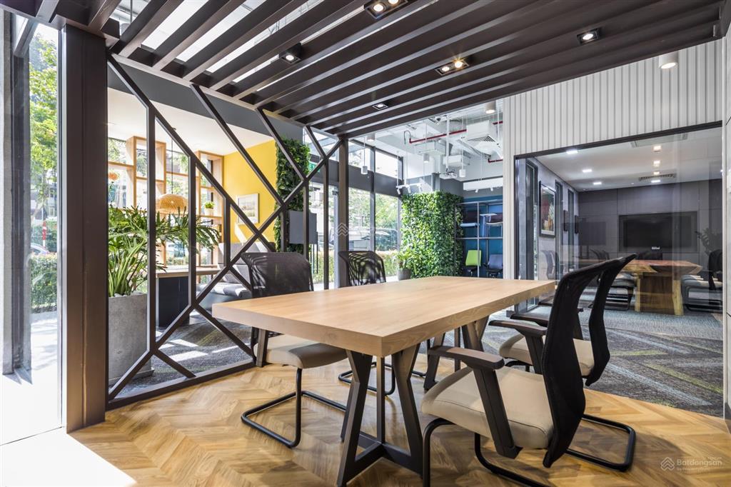 Cho thuê mặt bằng văn phòng khu trung tâm, dân cư đông đúc quận 10