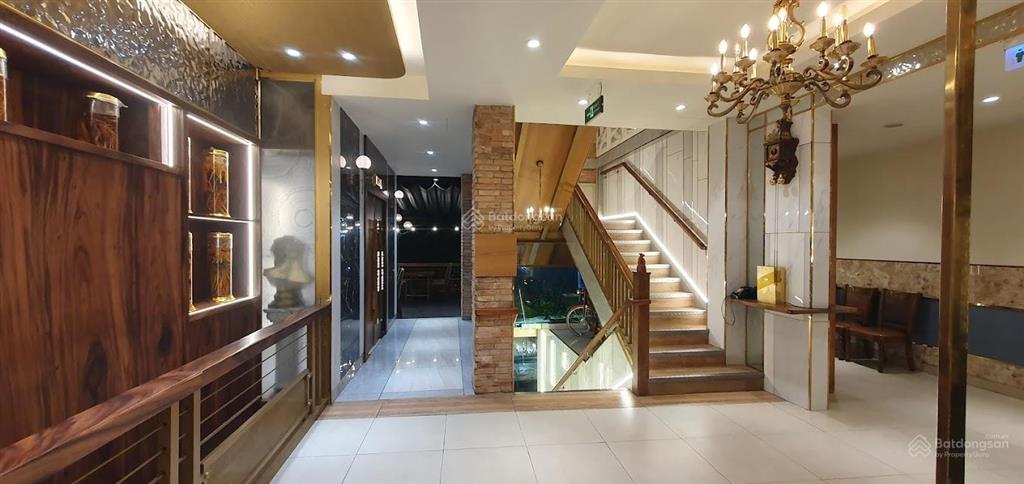 Cho thuê nhà mặt tiền lê lai, quận 1. dt 20x25m, 1 trệt, 3 lầu. dtsd 1.500m2