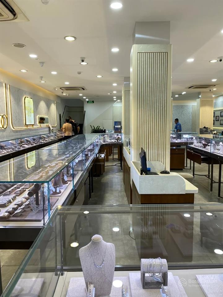 Cho thuê mặt bằng đường 3/2, phường 10, quận 10. dt 8x25m
