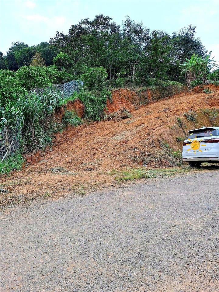 Đất có mặt tiền dài 150m, đường nhựa liên thôn, view đẹp, không khí mát, giá rẻ