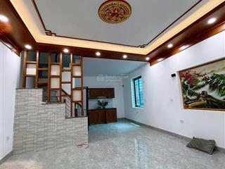 Âu cơ  ô tô đỗ cửa  lô góc chốt luôn