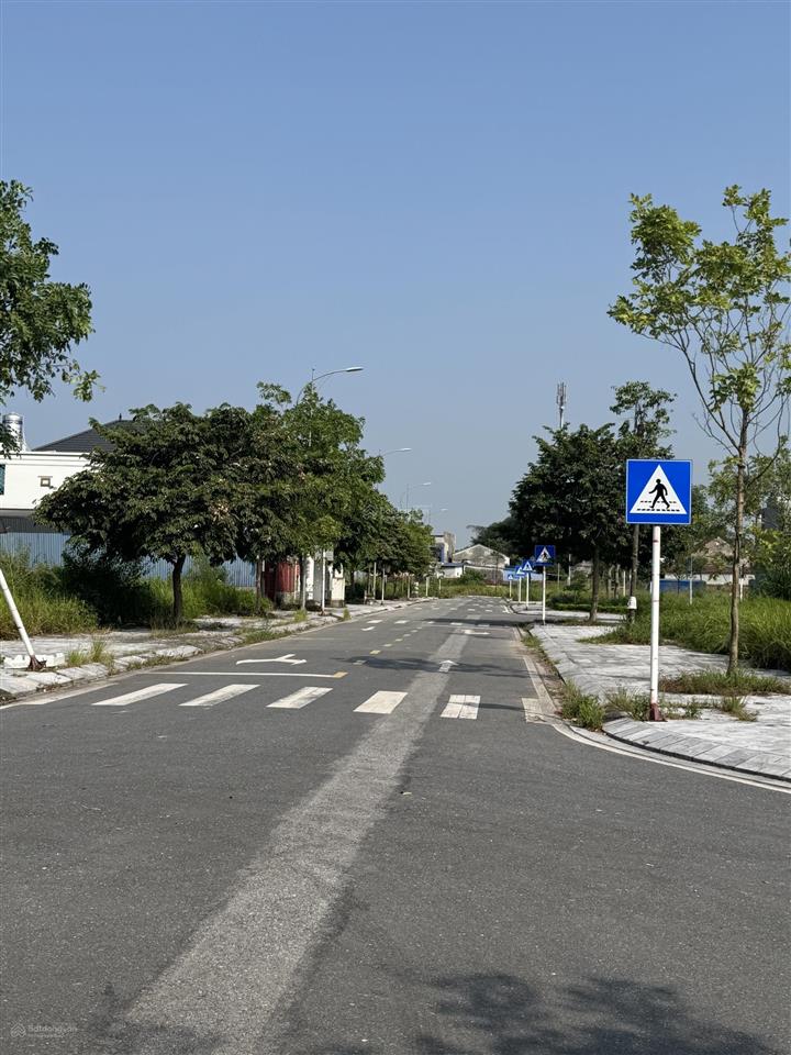 Chính chủ tôi cần bán vài lô vinaconex phổ yên trước tết giá tốt nhất khu vực. dt 100m2 mt 5m