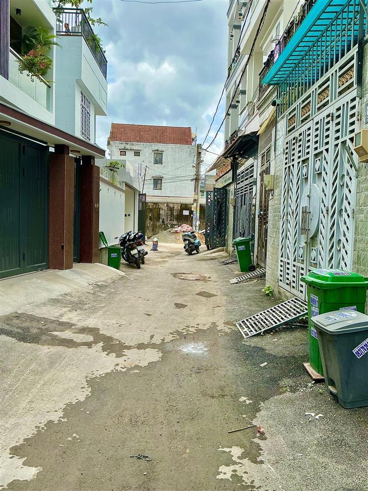 Bán nhà 3 tầng, chỉ 6,2tỷ dt 6,5x19,5m  100m2 mt đường số 7, hbp ql13, ô tô tránh