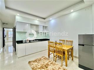 Cho thuê căn hộ 2 phòng ngủ cửa sổ, thang máy hầm xe, full nt, rộng 55m2, ngay cầu vượt 3 tháng 2